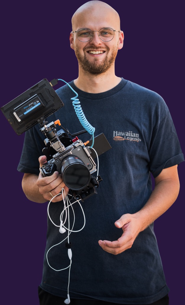 Finn Rupprecht mit Kamera-Rig und Monitor