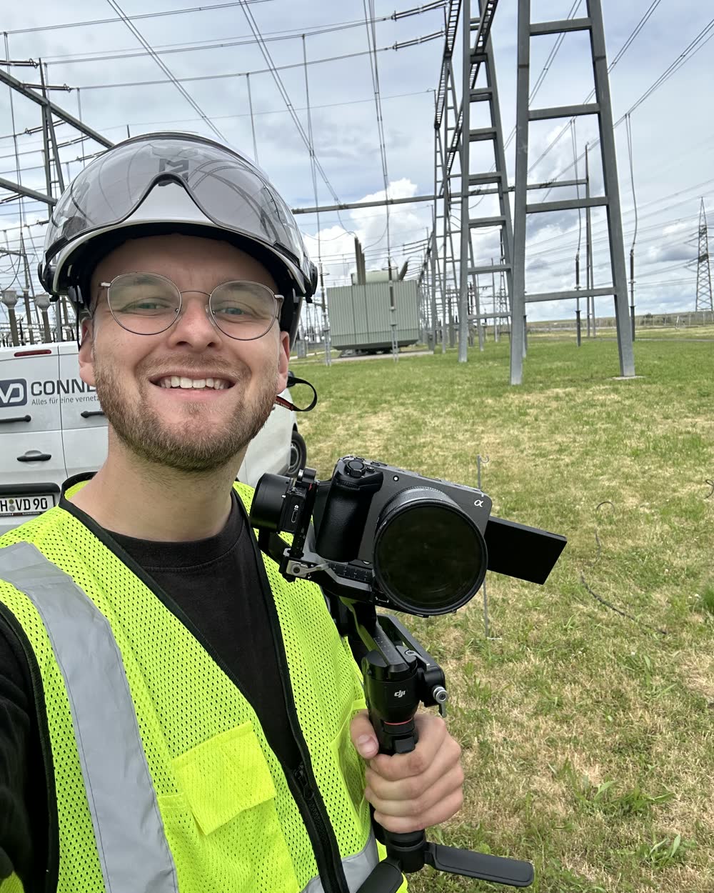 Finn Rupprecht mit Kamera und Gimbal bei einem Dreh im Umspannwerk